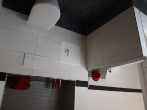 WC-Ecke mit Wäscheabwurf und Einbauregal