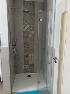 Dusche 90 x 90 mit integrierter Ablage