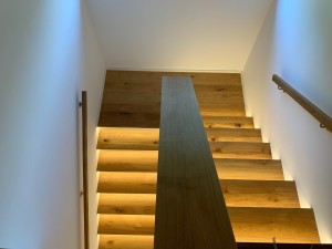 Podesttreppe mit indirekter Stufenbeleuchtung