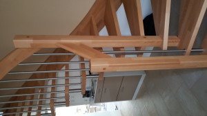 Holztreppe, Geländer kombiniert mit Edelstahl