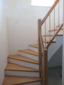 Kellertreppe als Betonfertigteil mit Holztrittstufen