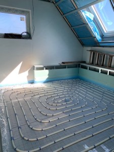 Verlegung Fußbodenheizung im Bad Dachgeschoss