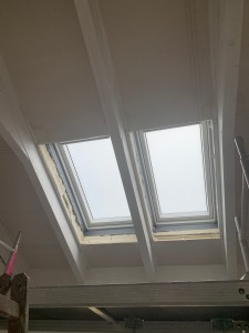 Einbau der elektrischen Dachfenster mit Satinato-Verglasung über dem Küchenbereich