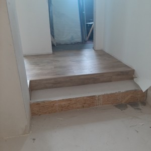 Aufarbeiten des alten Treppenpodestes und Stufenausbildung in den Neubau