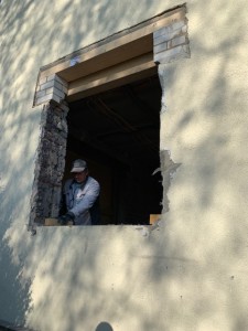 Herstellen neuer Auflager und Stürze für den Fenstereinbau im Altbau