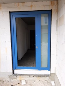 Kundenwunsch: Einbau einer blauen Haustür (vorerst mit Baufüllung)