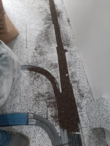 Verlegen der Wärmedämmung auf der Bodenplatte, im Bereich der Rohrleitungen mit zementgebundener Schüttung