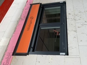 Einbau der Fenster mit Aufsatzrollladenkasten