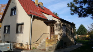 Seitenansicht Bestandsgebäude mit altem Hauseingang