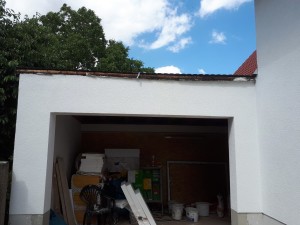 vorhanden Garage mit neuer Toröffnung und vorhandenem Dachabschluss