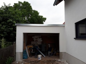 Garage mit neuem Dachrandabschluss