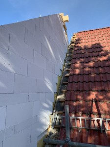 Anschluss zum Bestand mit Trennwandplatten und exakt an den schifen Bestandsgiebel angepasstem Mauerwerk