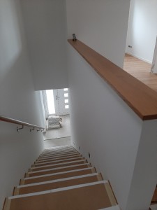 Komplettierung der Treppe mit den Holzbelägen (Trittstufen abgedeckt) und Handlauf