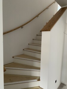 Komplettierung Treppe (noch mit Bautenschutz)