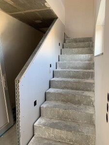 Treppenaufgang mit Wandeinbauleuchten