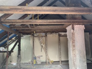 Freilegen des alten Dachstuhles zur Vorbereitung des Abbruchs