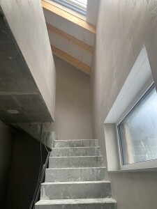 Treppenaufgang mit fertiggestelltem Innenputz